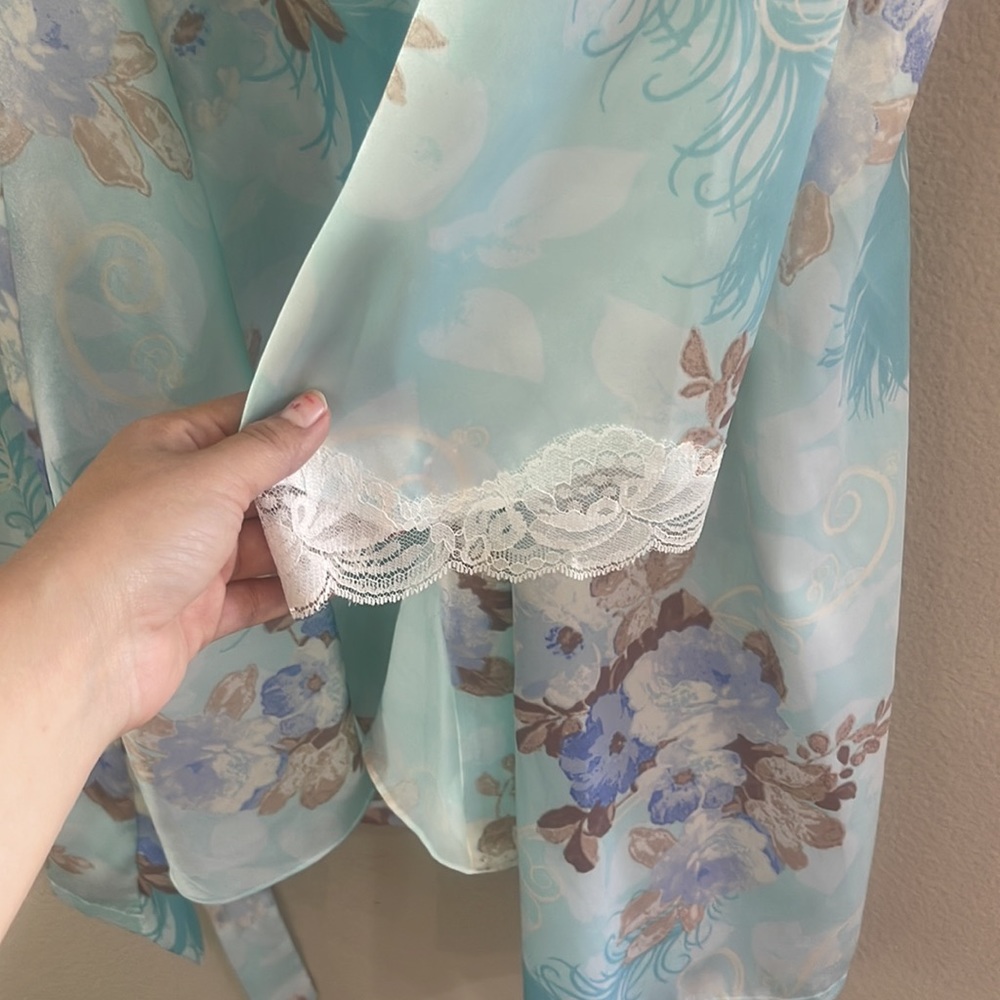 Matching set night gown robe set it’s beautiful - Picture 3 of 7
